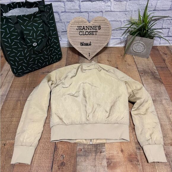 Lululemon Non-Stop Bomber *Reversible
Size 4 - Picture 12 of 16